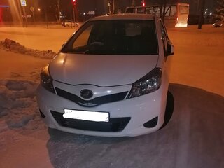 2012 Toyota Vitz III (XP130), белый, 600000 рублей, вид 2