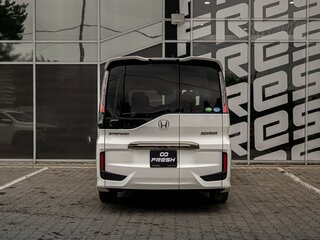 2017 Honda Stepwgn V, белый, 1990000 рублей, вид 4