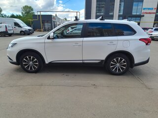 2021 Mitsubishi Outlander III Рестайлинг 3, белый, 2150000 рублей, вид 5
