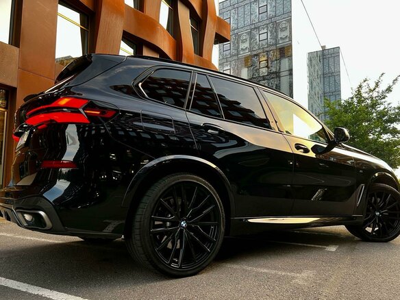 2019 BMW X5 M50d IV (G05/G18), чёрный, 7900000 рублей - вид 4