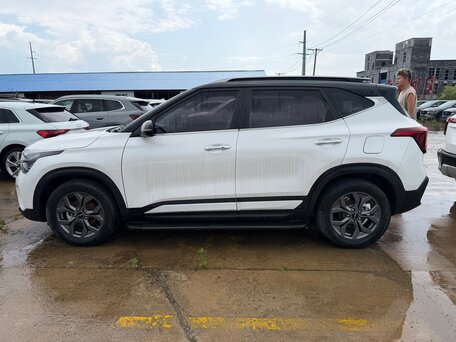 2023 Kia Seltos I Рестайлинг, белый, 2165000 рублей, вид 4