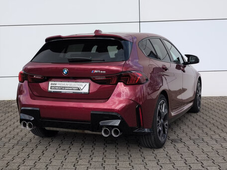 2025 BMW 1 серии M135i xDrive IV (F70), красный, 6651014 рублей, вид 3