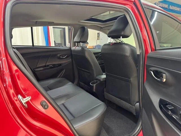 2022 Toyota Yaris L X XP150 Рестайлинг, красный, 1040000 рублей - вид 12