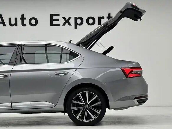 2025 Skoda Superb III Рестайлинг, серебристый, 3350000 рублей - вид 9