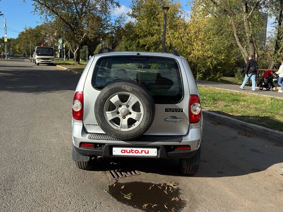 2011 Chevrolet Niva I Рестайлинг, серый, 450000 рублей - вид 4