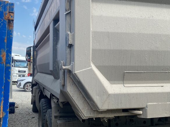 2024 Sinotruk Howo ZZ3327, красный - вид 2