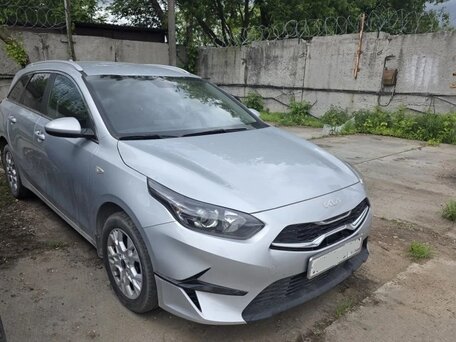 2022 Kia Ceed III Рестайлинг, серебристый, 1700000 рублей, вид 2