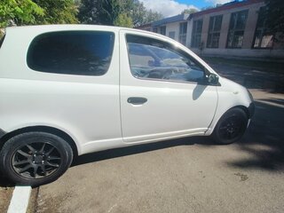 2001 Toyota Vitz I (P10), белый, 285000 рублей, вид 2