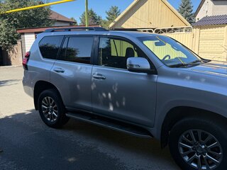 2019 Toyota Land Cruiser Prado 150 Series Рестайлинг 2, серебристый, 4850000 рублей, вид 4