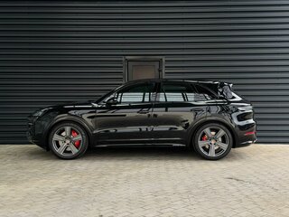 2026 Porsche Cayenne GTS III Рестайлинг, чёрный, 28300000 рублей, вид 2