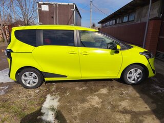 2020 Toyota Sienta II Рестайлинг, жёлтый, 1450000 рублей, вид 2