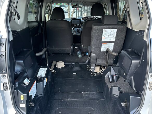 2017 Toyota Sienta II, серый, 1280000 рублей - вид 5