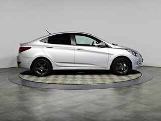 2016 Hyundai Solaris I Рестайлинг, серебристый, 946000 рублей, вид 4