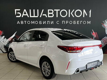 2021 Kia Rio IV Рестайлинг, белый, 1484000 рублей, вид 4