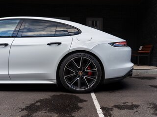 2020 Porsche Panamera 4S E-Hybrid II Рестайлинг, белый, 7100000 рублей, вид 4