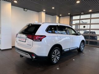 2019 Mitsubishi Outlander III Рестайлинг 3, белый, 2291000 рублей, вид 3
