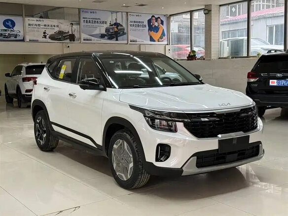 2026 Kia Seltos I Рестайлинг, белый - вид 2