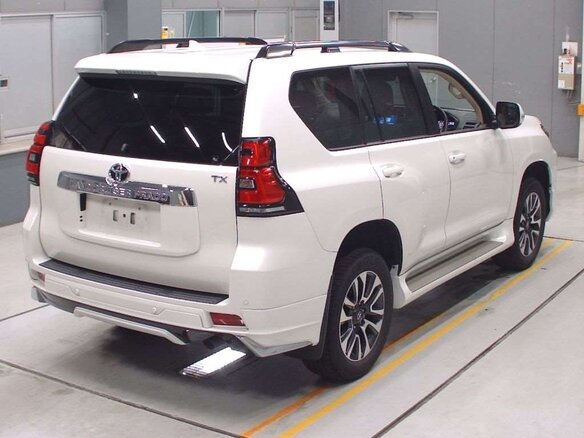 2022 Toyota Land Cruiser Prado 150 Series Рестайлинг 3, белый, 6990000 рублей - вид 2