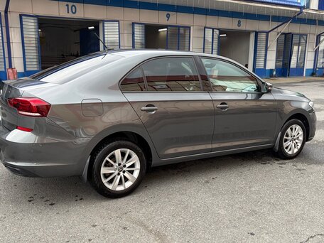 2021 Volkswagen Polo VI, серый, 1750000 рублей, вид 3