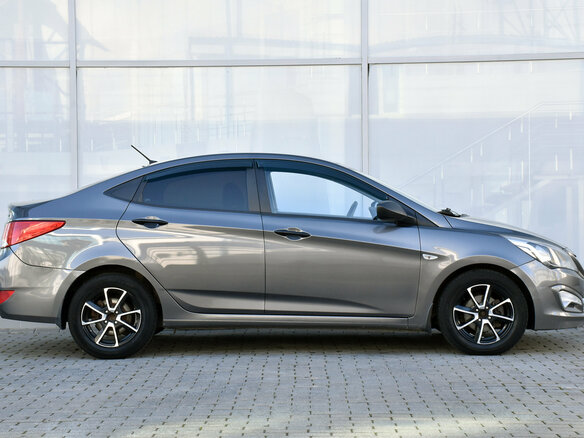 2014 Hyundai Solaris I Рестайлинг, серый, 750000 рублей - вид 2
