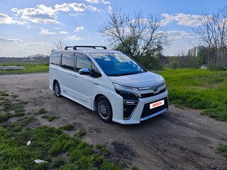 2018 Toyota Voxy III (R80) Рестайлинг, белый, 2350000 рублей, вид 1