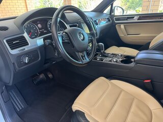 2016 Volkswagen Touareg II Рестайлинг, белый, 3999999 рублей, вид 4