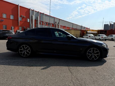 2023 BMW 5 серии 520i VII (G30/G31/G38) Рестайлинг, серый, 4890000 рублей, вид 5