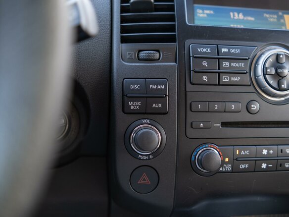 2011 Nissan Pathfinder III Рестайлинг, чёрный - вид 16