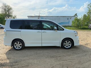 2010 Toyota Voxy II (R70) Рестайлинг, белый, 1299000 рублей, вид 3