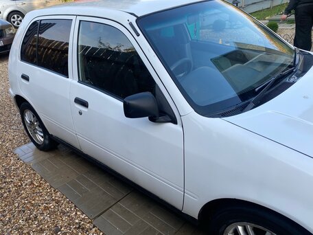 1999 Toyota Starlet V (P90), белый, 215000 рублей, вид 1
