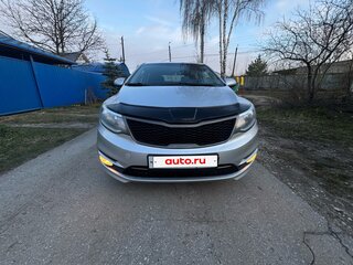2015 Kia Rio III Рестайлинг, серебристый, 900000 рублей, вид 3