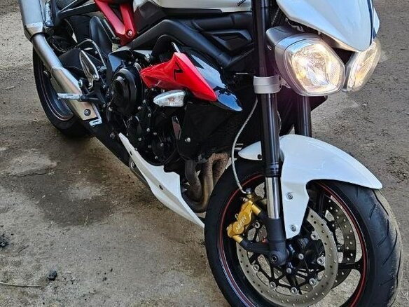 2015 Triumph Street Triple, белый, 690000 рублей