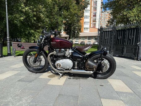 2019 Triumph Bonneville Bobber, пурпурный, 1600000 рублей, вид 1