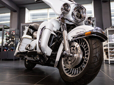 2011 Harley-Davidson Electra Glide, белый, 1100000 рублей, вид 2