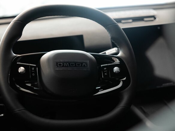2026 Omoda C7, чёрный - вид 3