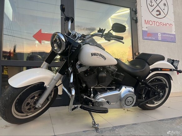 2015 Harley-Davidson Fat Boy, белый, 1350000 рублей - вид 2