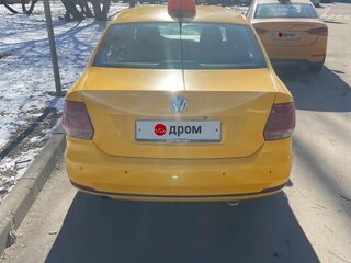 2018 Volkswagen Polo V Рестайлинг, жёлтый, 380000 рублей, вид 4