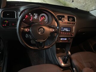 2016 Volkswagen Polo V Рестайлинг, чёрный, 999000 рублей, вид 1