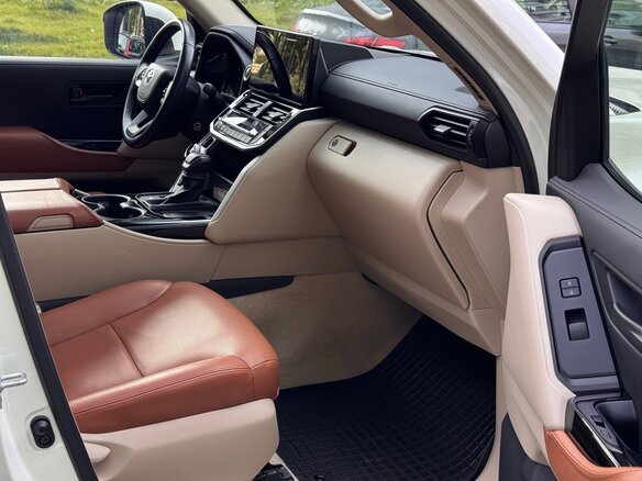 2022 Toyota Land Cruiser 300 Series, белый, 11000000 рублей - вид 9