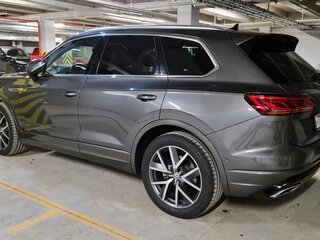 2019 Volkswagen Touareg III, серый, 7500000 рублей, вид 3
