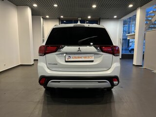 2020 Mitsubishi Outlander III Рестайлинг 3, белый, 2460000 рублей, вид 4