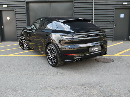 2026 Porsche Cayenne GTS Coupé III Рестайлинг, чёрный, 25900000 рублей, вид 5