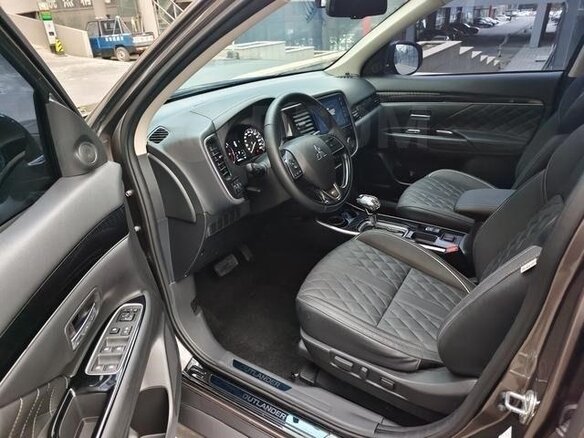 2021 Mitsubishi Outlander III Рестайлинг 3, коричневый, 1980000 рублей - вид 6