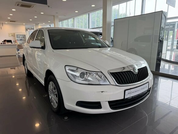 2013 Skoda Octavia II (A5) Рестайлинг, белый - вид 2