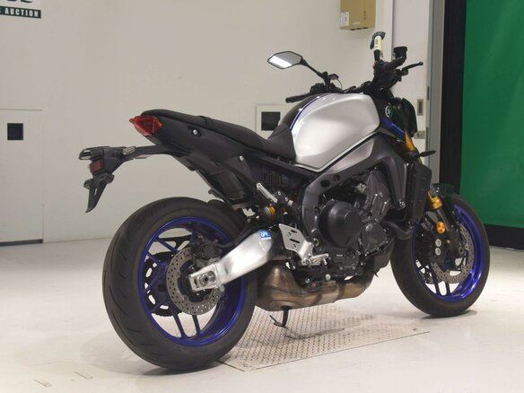 2023 Yamaha MT-09 (FZ-09), серебристый - вид 4