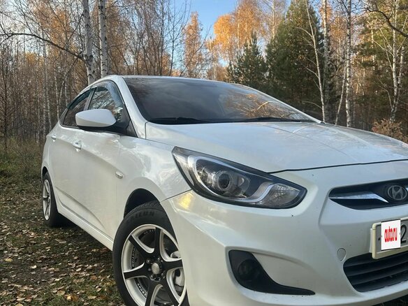 2013 Hyundai Solaris I, белый, 730000 рублей - вид 1