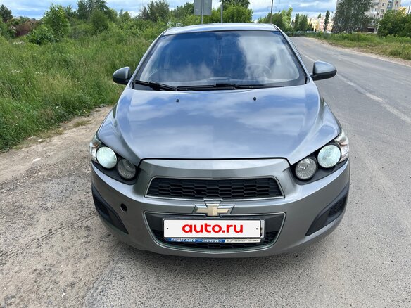 2013 Chevrolet Aveo II, серый, 400000 рублей - вид 1
