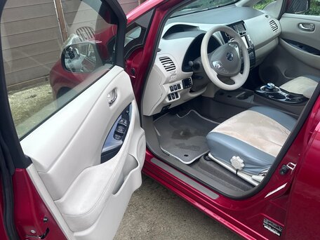 2011 Nissan Leaf (EM61) I (ZE0/AZE0), красный, 945000 рублей, вид 4