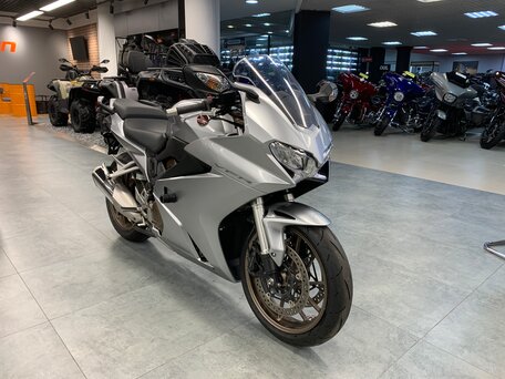 2017 Honda VFR 800, серый, 935000 рублей, вид 5