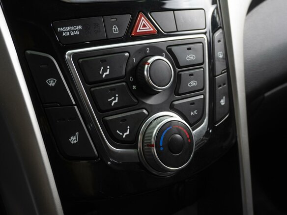 2016 Hyundai i30 II Рестайлинг, серебристый, 1000000 рублей - вид 14